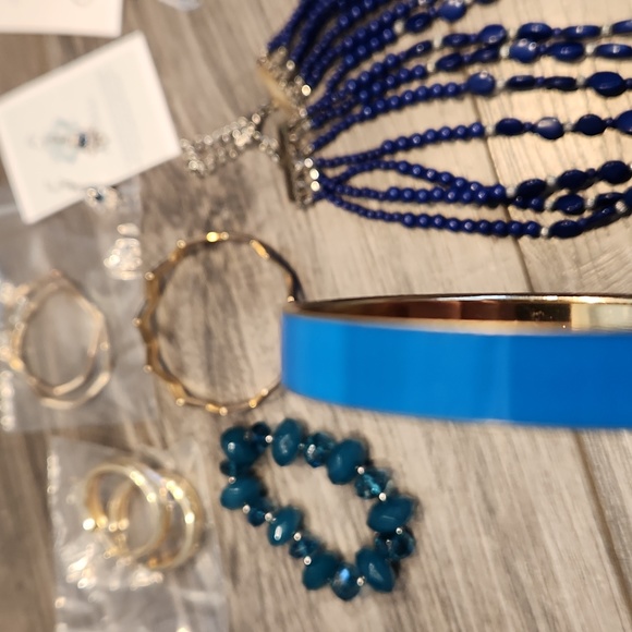 12 pc. JEWELRY LOT Earrings, neclaces,& bracelets blue gold & silver tones - Picture 10 of 12